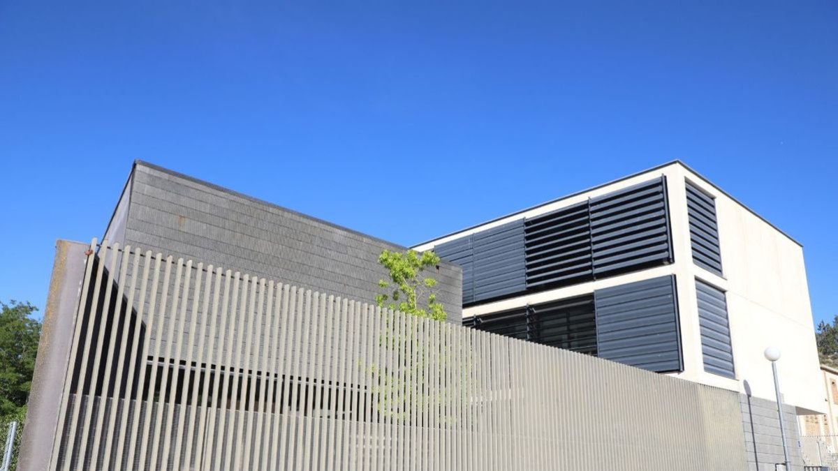 L’edifici de la guarderia municipal que ha tancat el pati. - MAGDALENA ALTISENT