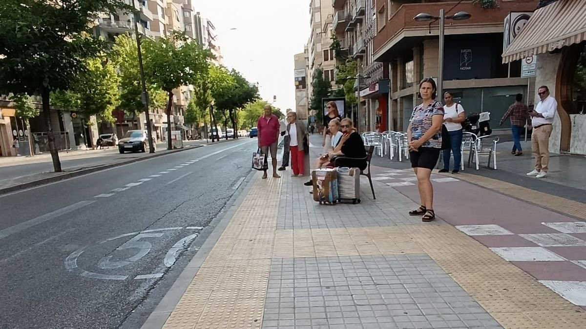 Majoria de dones divendres en una parada d’autobús de la ciutat. - S.E.