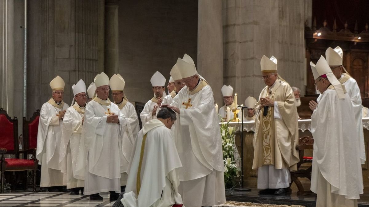 La cerimònia d’ordenació va tenir lloc ahir a la Catedral de Lleida i va reunir més d’un miler d’assistents, entre fidels i autoritats civils i religioses. - PAU PASCUAL PRAT