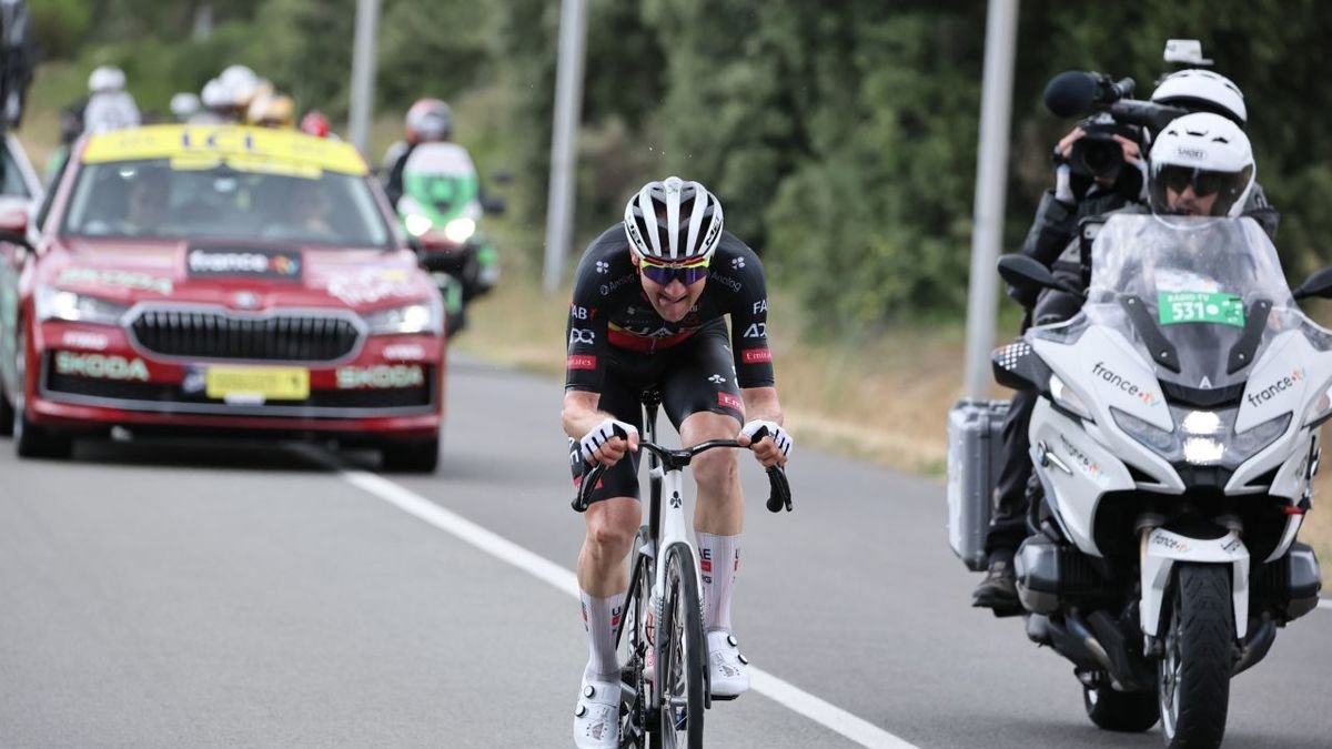 Tim Wellens durante su ataque hasta la meta para ganar la etapa. - EFE/EPA/CHRISTOPHE PETIT TESSON