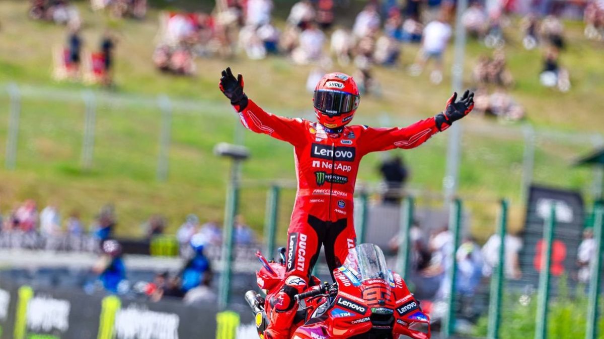 Marc Márquez, flanqueado en el podio por Bezzecchi y Pedro Acosta. - MOTOGP