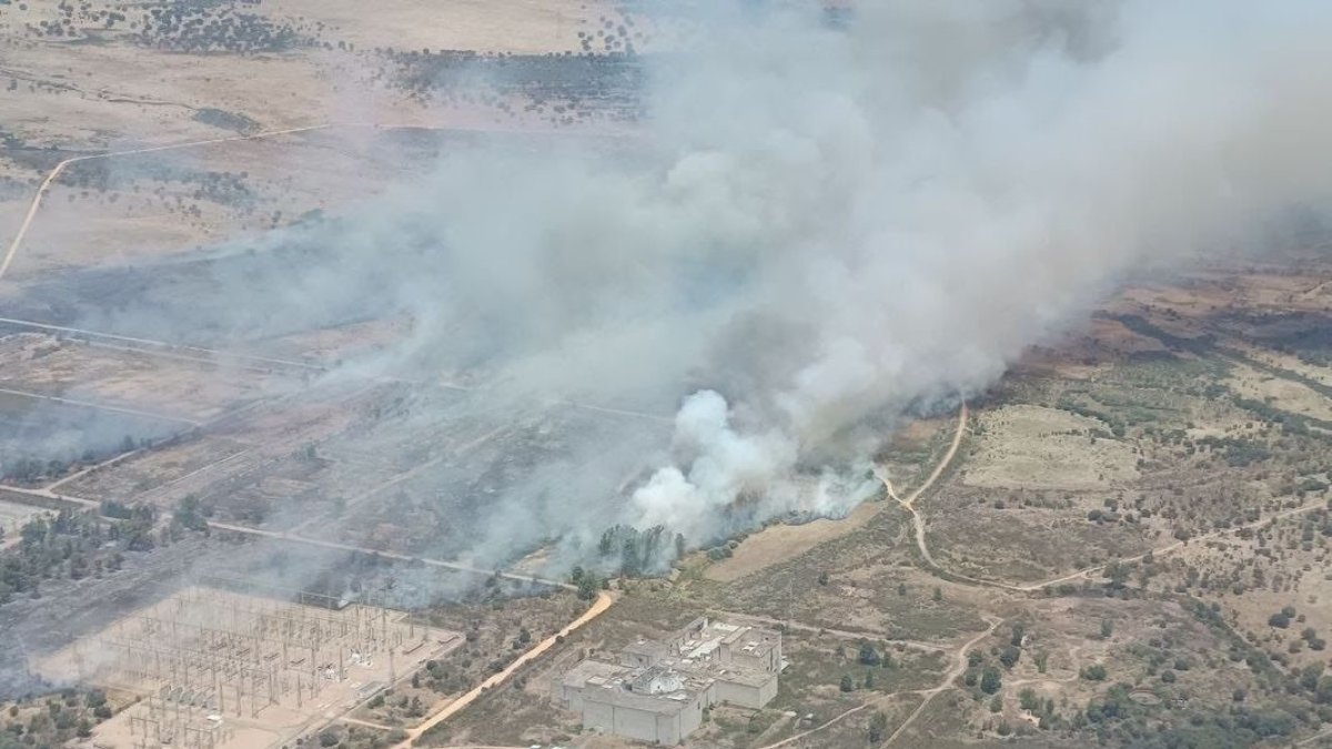 Incendio forestal de pasto localizado en el término municipal de Valdecaballeros (Badajoz). - JUNTA DE EXTREMADURA