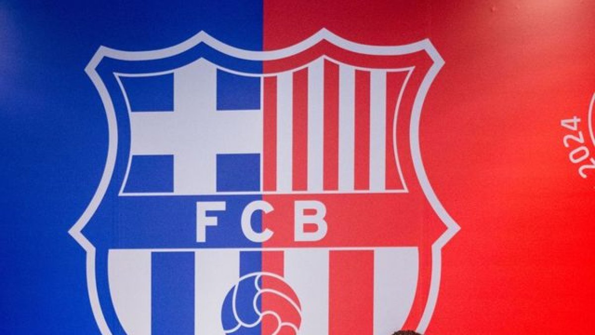 Shengelia, durante la firma del contrato con Josep Cubells. - FCB