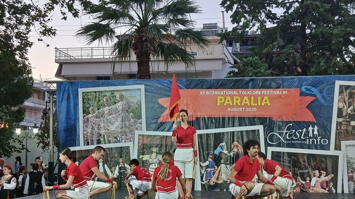 Un moment de l’actuació dels Bastoners de Peramola. - AJUNTAMENT DE PERAMOLA