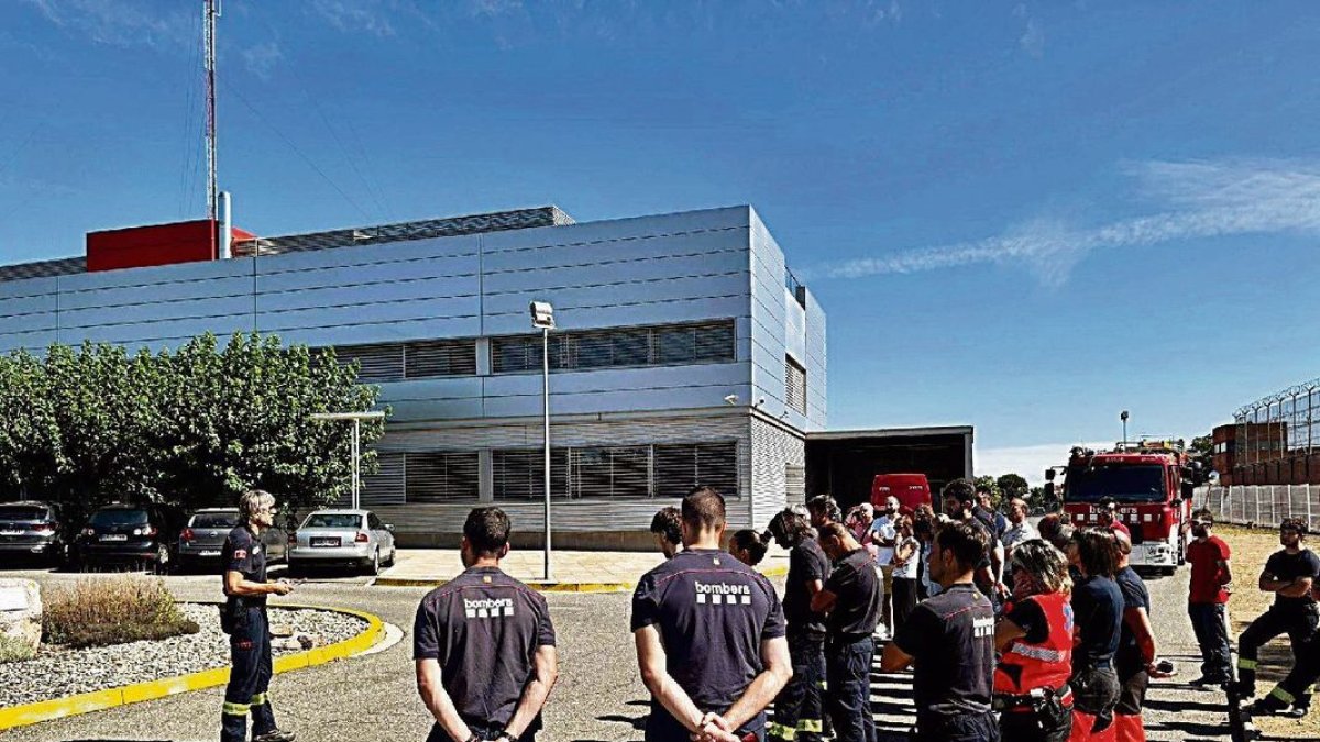Los profesionales del parque de Bombers de Lleida participaron ayer en un minuto de silencio. - BOMBERS