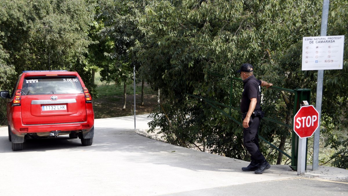 Un cotxe de Bombers accedint a la platgeta de Camarasa