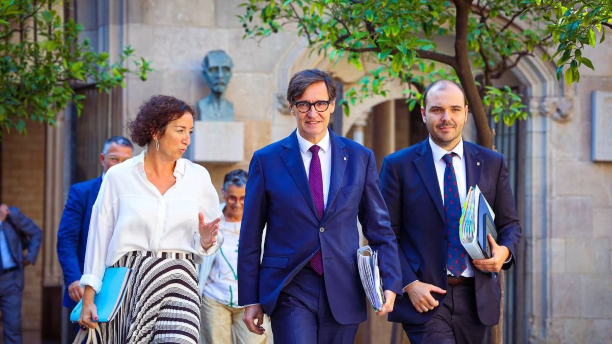 El presidente de la Generalitat, Salvador Illa, la consellera de Economía, Alícia Romero, y el conseller de la Presidencia, Albert Dalmau, se dirigen a la reunión del Consell Exectiu
