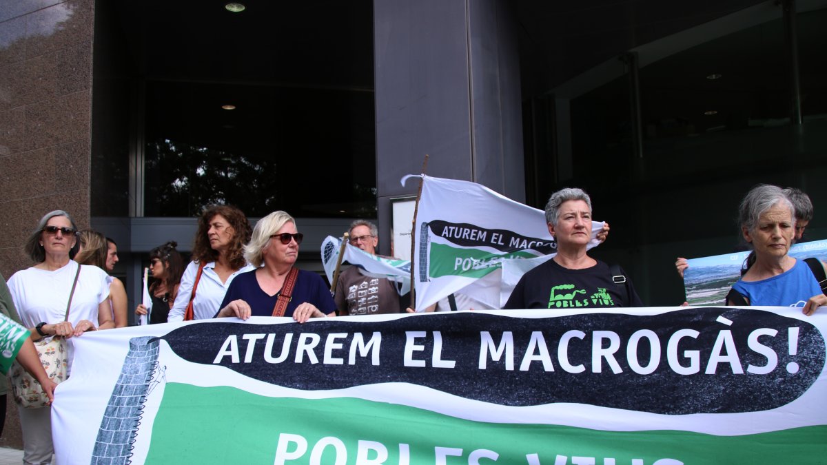 La protesta davant del Departament de Territori, Habitatge i Transició Ecològica.
