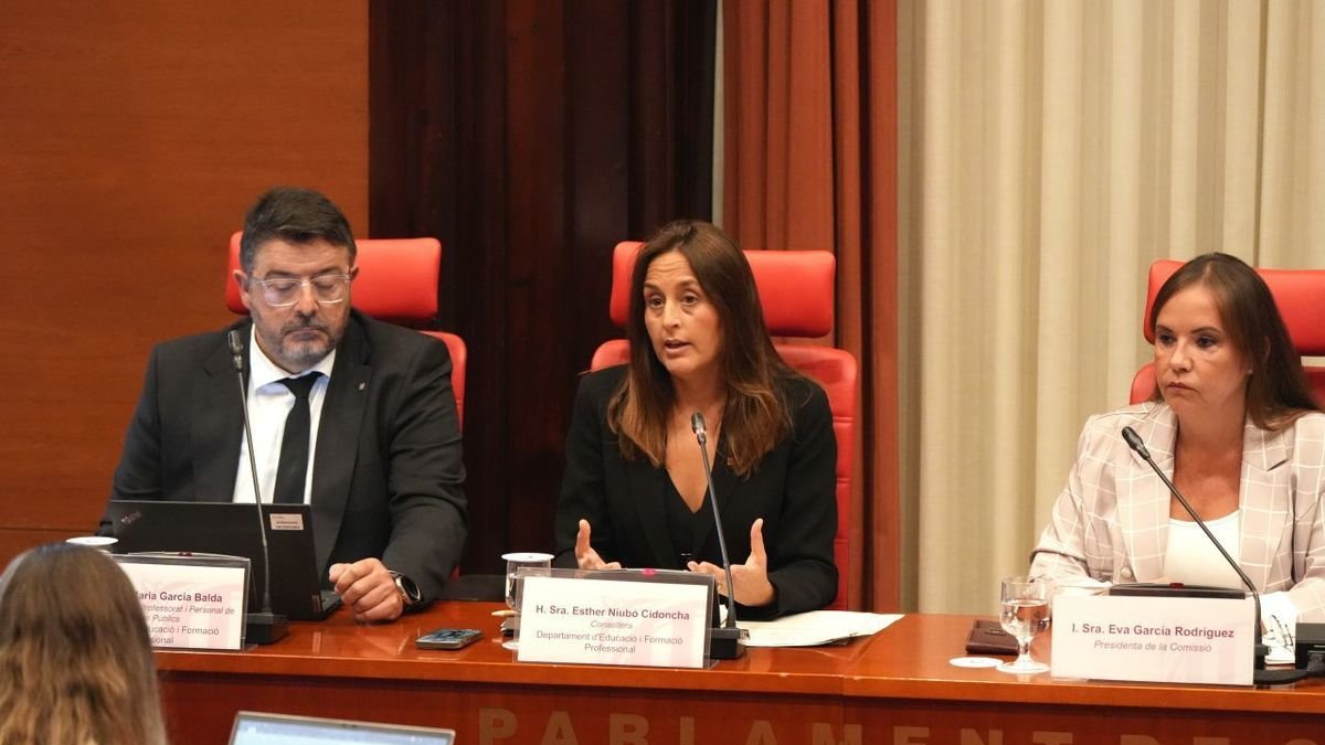 La consellera Niubó, en el centro, durante su comparencia ayer en el Parlament. - MÒNICA RIU/ACN