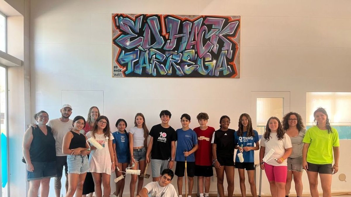 Los participantes con la concejala Alba Castellana y representantes de Quàlia, en el antiguo Escorxador. - AJUNTAMENT DE TÀRREGA