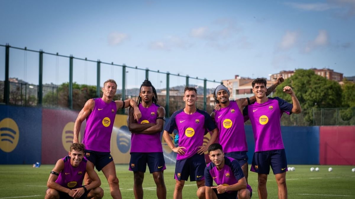 Varios jugadores del Barça posan tras la sesión de la tarde. - FCB