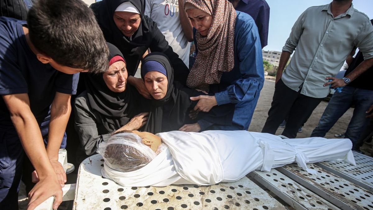 Varios palestinos lloran ante el cadáver de un niño muerto en Gaza. - OMAR ASHTAWY / APA IMAGES VIA ZUMA / DPA