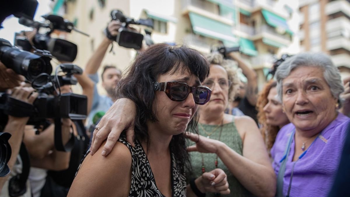 Juana Rivas plorant a l’arribada al punt d’entrega acordat. - ANTONIO L JUÁREZ / EUROPA PRESS