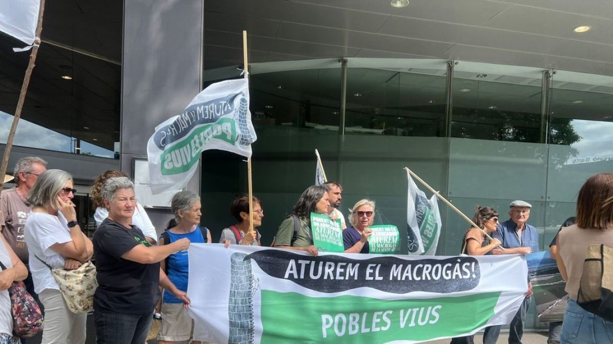 La protesta delante de la sede de Territorio. - POBLES VIUS