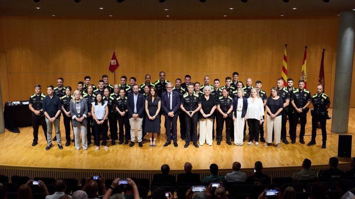 Foto de grupo de los nuevos agentes y mandos con las autoridades. - MARIO GASCÓN/PAERIA