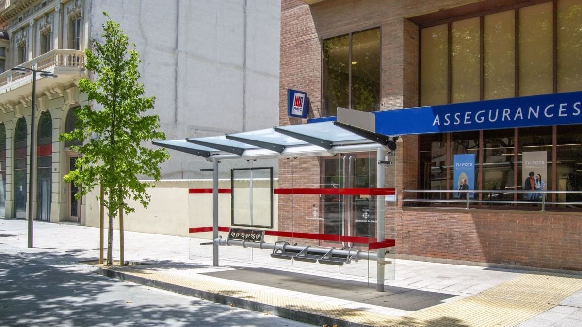 Las nuevas marquesinas de bus que se han instalado en el tramo reformado de Rambla Ferran. - ÀLEX SAMPER