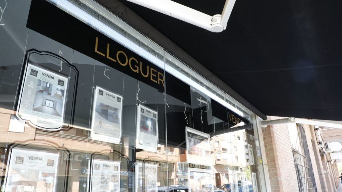 Imatge d’arxiu d’una agència immobiliària que ofereix habitatges de lloguer a Lleida. - AMADO FORROLLA