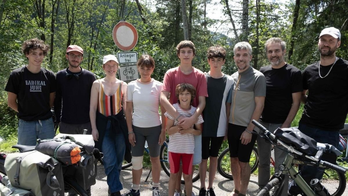 Bernat Solé (4º por la der.), con el equipo del film durante el rodaje.