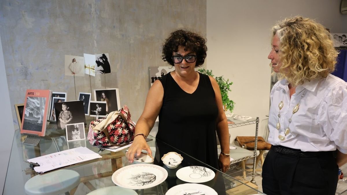 La fotógrafa Susana Martínez, ayer con la concejala Pilar Bosch. - AMADO FORROLLA