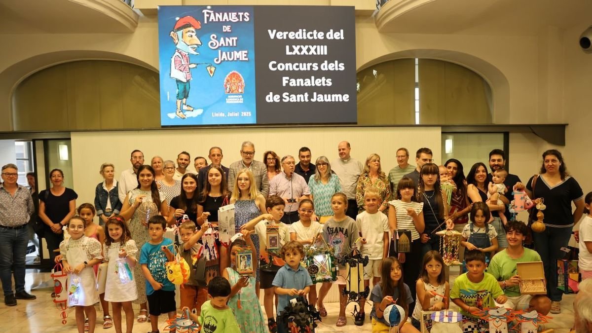 Foto de familia de los participantes en el concurso de ‘fanalets’ de Sant Jaume con las autoridades en la Casa dels Gegants. - AMADO  FORROLLA