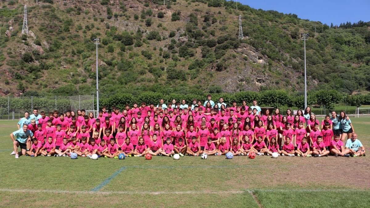 A la imatge, la foto de família dels 130 joves que participen en la vintena edició del Tecni Camp dels Pirineus que se celebra a Rialp.