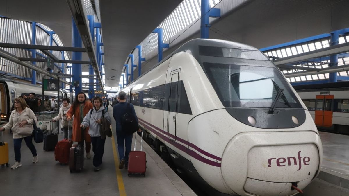 Imagen de archivo de un tren Adelante a la estación Lleida-Pirineus. - SEGRE