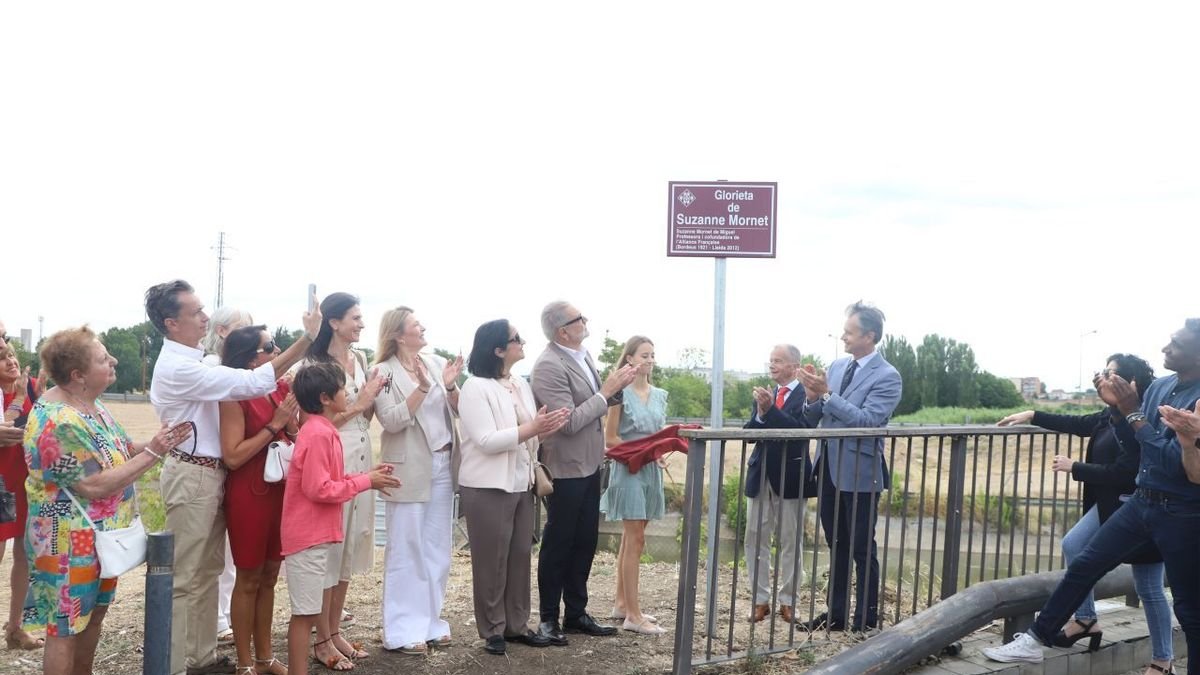 El momento en el que ayer se descubrió la placa con el nombre de Suzanne Mornet. - MAGDALENA ALTISENT