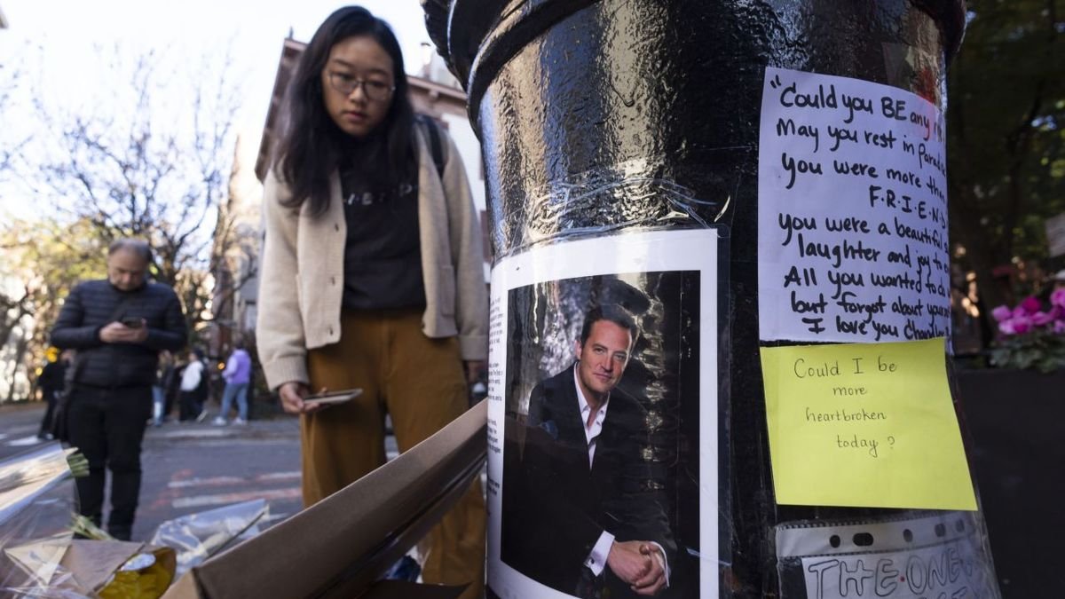 Foto d’arxiu d’un memorial a l’actor Matthew Perry. - EFE/JUSTIN LANE