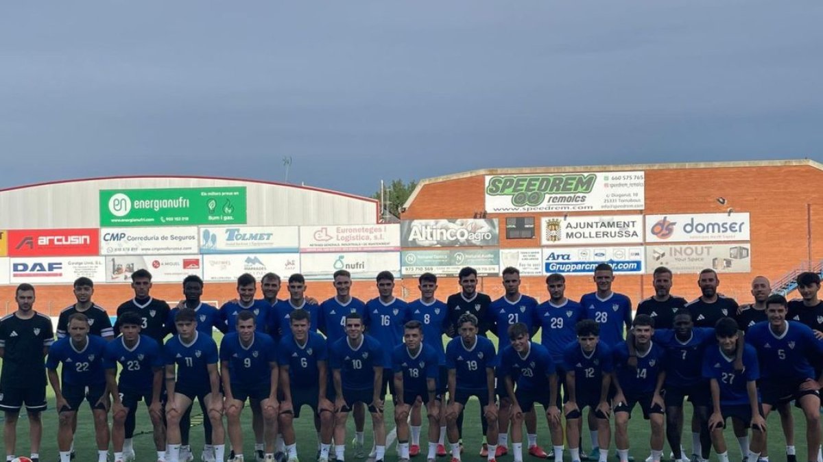 La plantilla del CFJ Mollerussa ha comenzado a preparar la nueva temporada en el Municipal. - MARC PERELLÓ