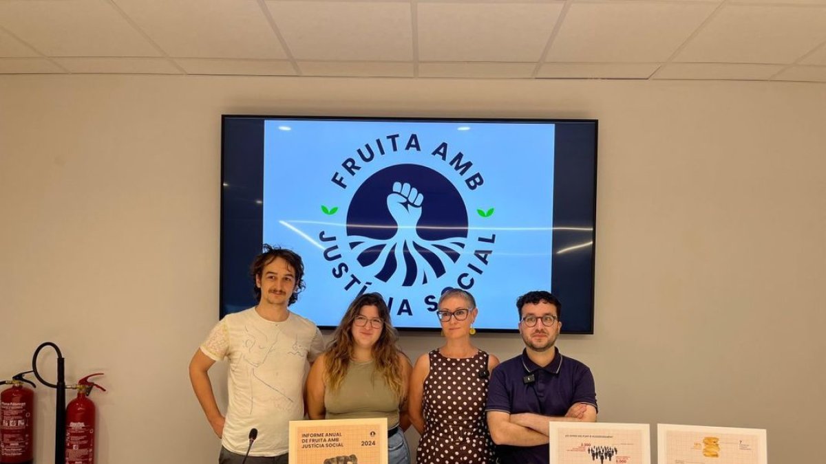 Activistas de Fruita amb Justícia Social, ayer en Lleida. - M. CODINAS