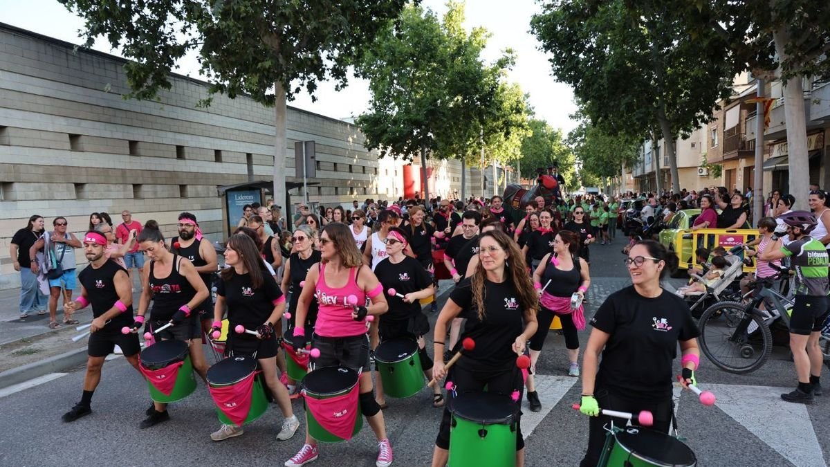 El ‘cercavila’ de ayer en la Bordeta con sus ‘gegants’ llenó de ritmo y alegría sus calles. - AMADO FORROLLA