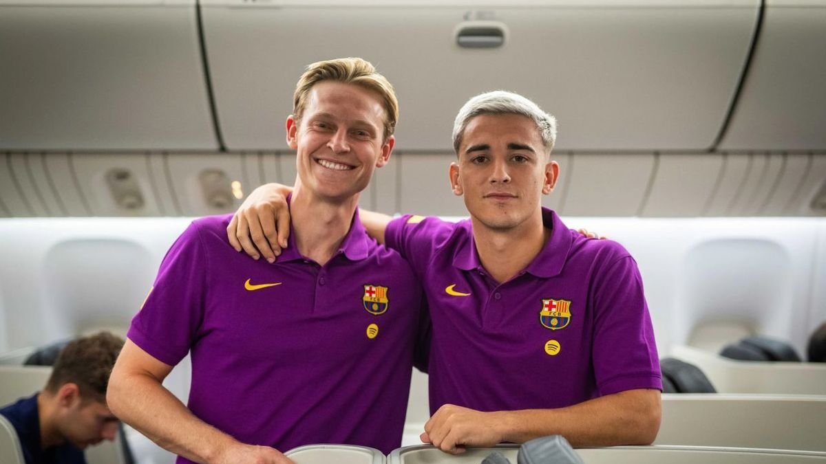 De Jong i Gavi, ahir a l’avió rumb al Japó. - FC BARCELONA