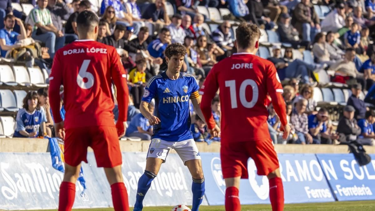 Joan Campins, en un partido de la pasada temporada ante el Terrassa en el Camp d’Esports. - JORDI ECHEVARRIA