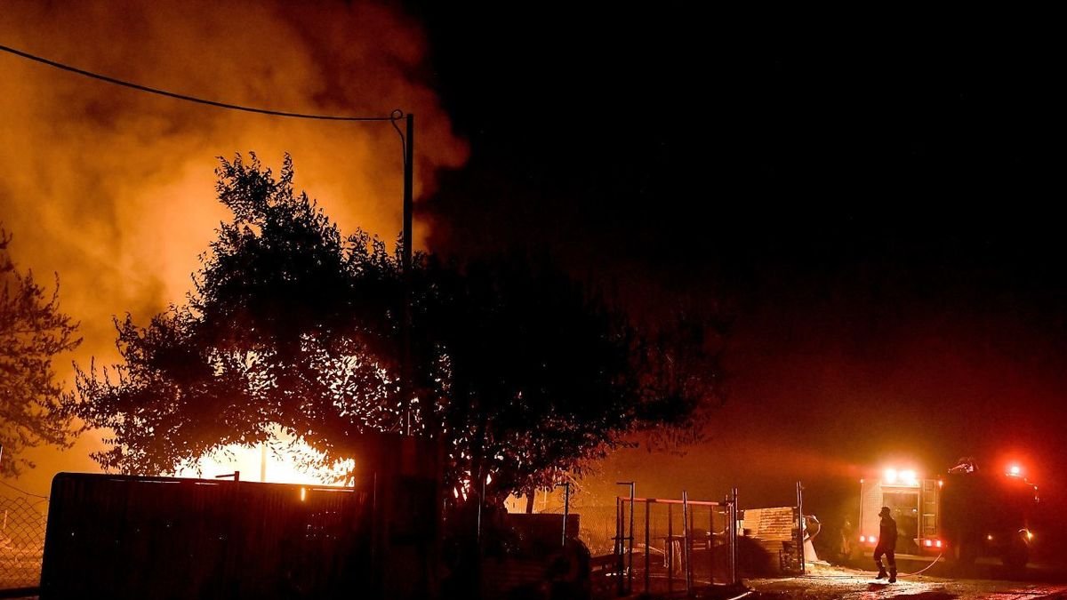 Set incendis consumeixen Grècia enmig d’una tòrrida onada de calor - EFE