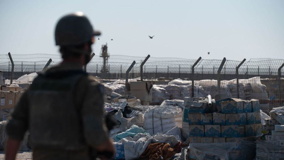 Cajas de ayuda humanitaria se descomponen bajo el sol en la frontera entre Israel y la Franja de Gaza. - EFE/MAGDA GIBELLI