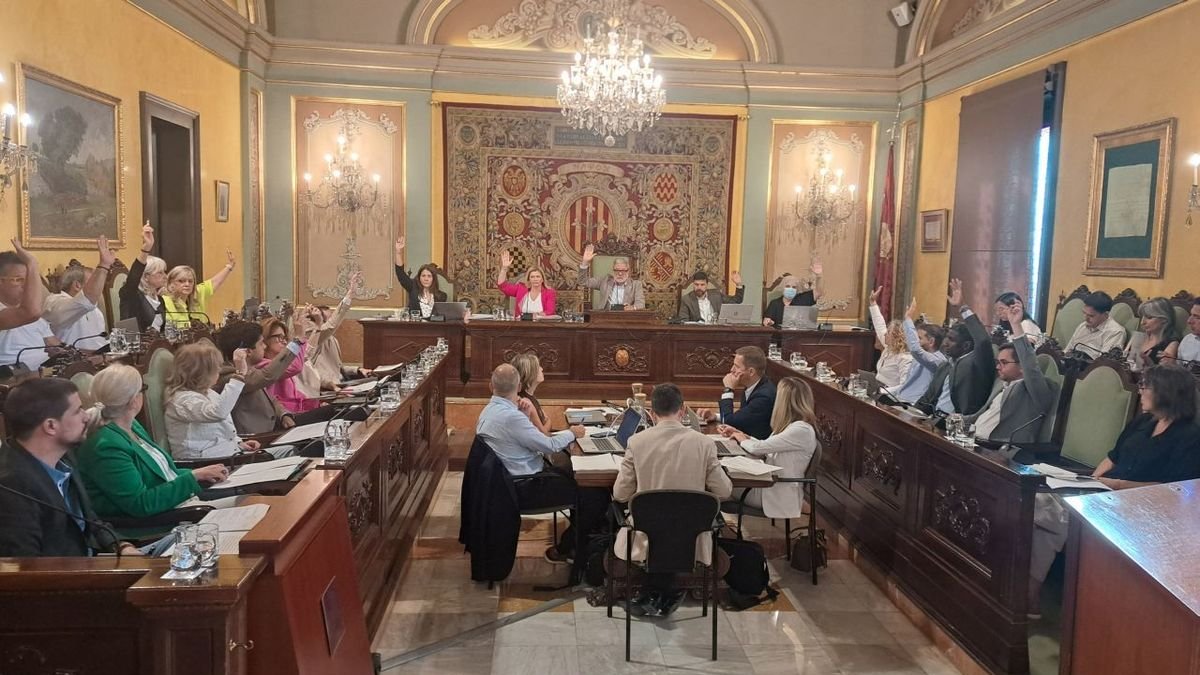 Momento en el que el gobierno del PSC y los grupos del PP y Junts votan a favor de tramitar el nuevo POUM. - SCD