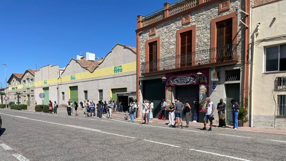 Viajeros esperando en la estación de Bellpuig.