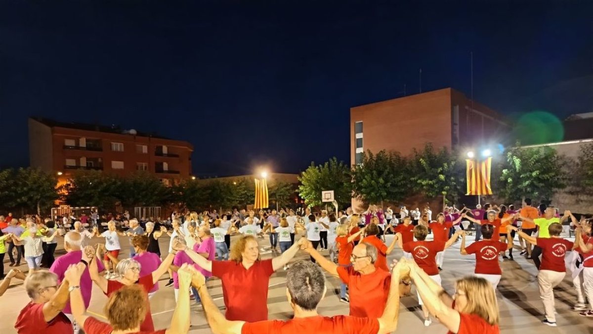 Més de tres-centes persones van participar en la ballada de sardanes a la fresca a Torres de Segre. - C.C.S.