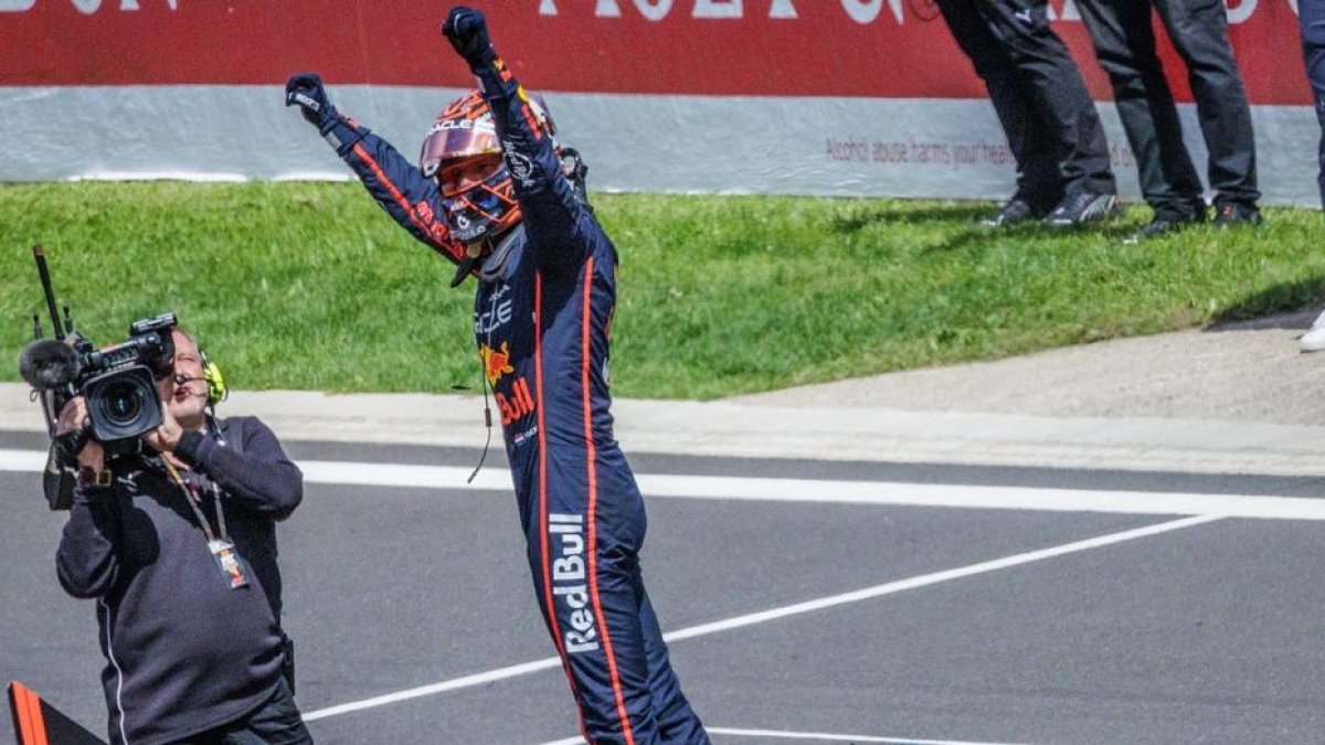 Verstappen celebra la victòria en l’esprint d’Spa. - EFE