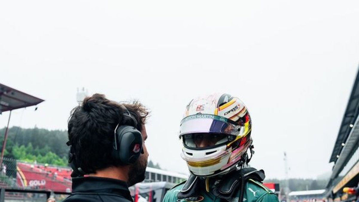 Mari Boya, con el mono de Aston Martin, habla con uno de sus ingenieros antes de salir a pista. - CAMPOS RACING