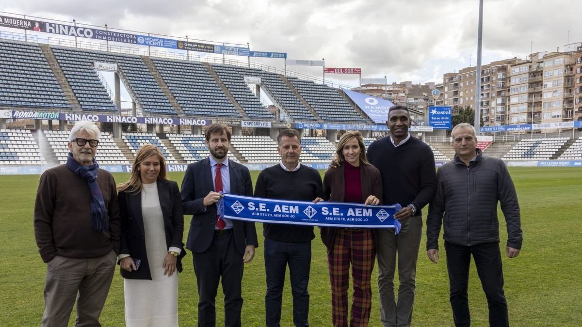 Los dirigentes del AEM y del Lleida, antes de la visita del Barça femenino al Camp d’Esports. - ROGER BARRAGÁN