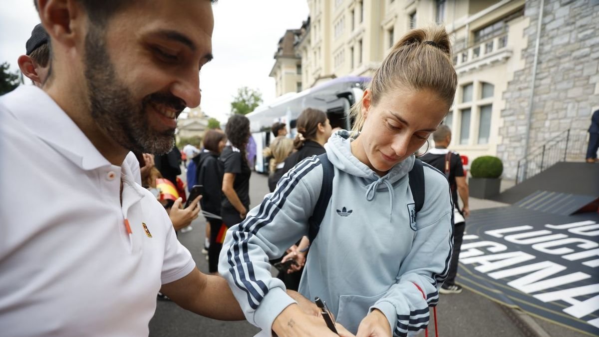 Alexia Putellas firma autógrafos a la salida de la selección de su hotel de concentración en Lausana. - EFE
