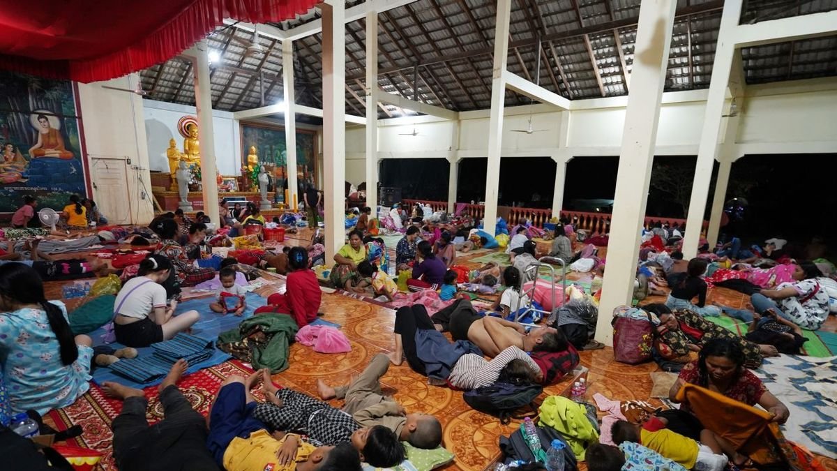 Evacuados camboyanos descansan en un refugio. - EUROPA PRESS