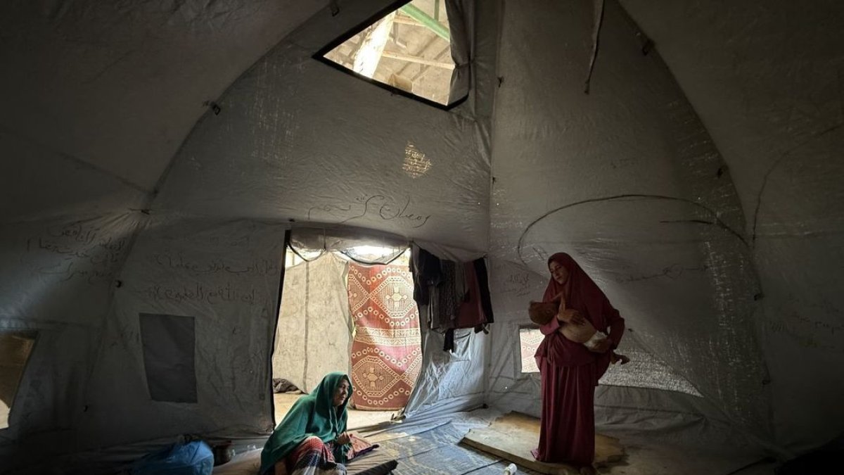 Hidaya al-Mutauaq sosté en braços el seu fill de tan sols 18 mesos, sense llet ni productes bàsics. - AHMED AWAD