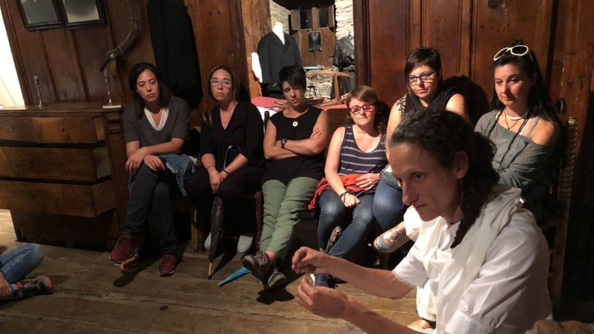 Visita teatralizada, en este caso, con Joana la Gascona. - ECOMUSEU DE LES VALLS D’ÀNEU