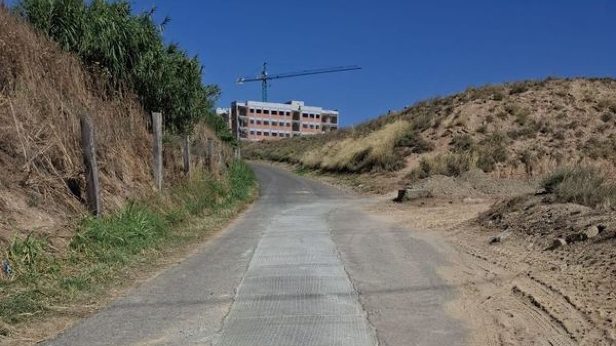 Un camino “arreglado” con hormigón en vez de asfalto. - AAVV HORTA SUD