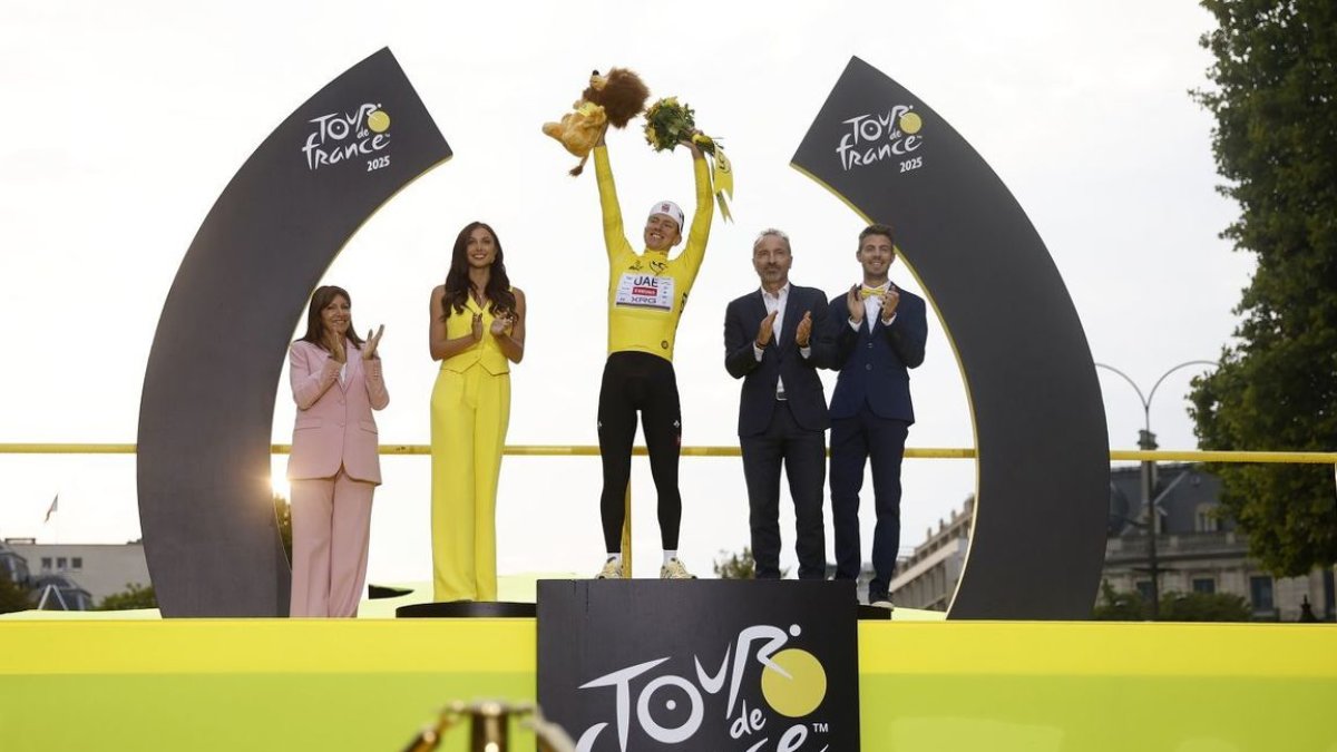 L’eslovè Tadej Pogacar, de l’UAE Team Emirates, celebra al podi la victòria en el Tour 2025. - EFE