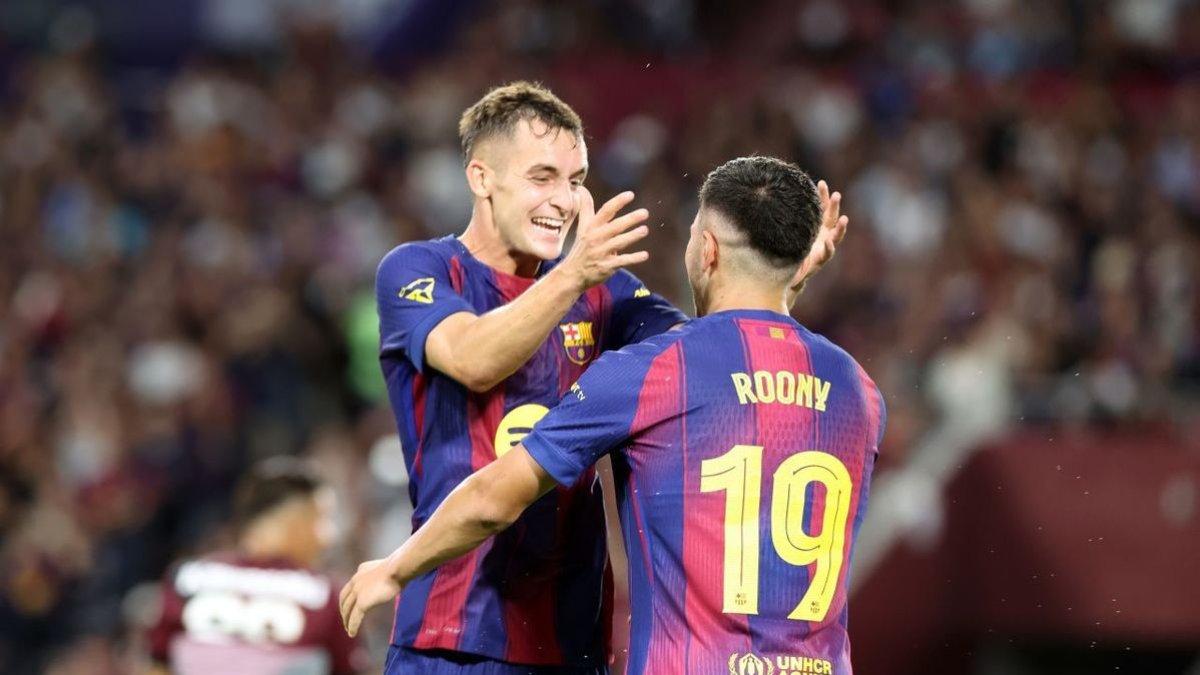 Casadó felicita Roony Bardghji pel seu primer gol com a blaugrana. - EFE