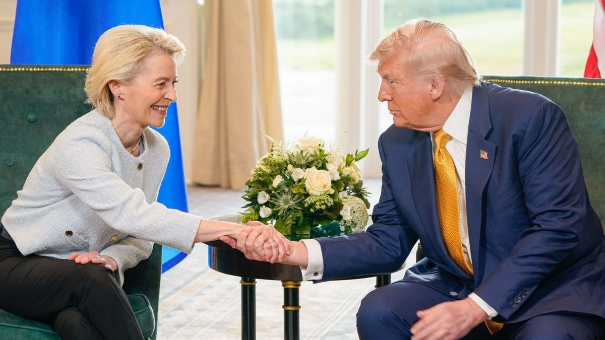 Von der Leyen y Trump se estrechan la mano después de alcanzar el acuerdo. - EUROPA PRESS