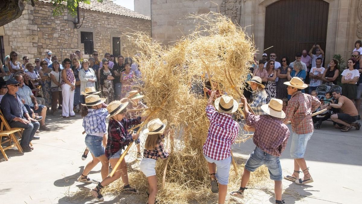 El grupo de medianos removiendo la paja con las horcas en el momento final del baile. - LAIA PEDRÓS